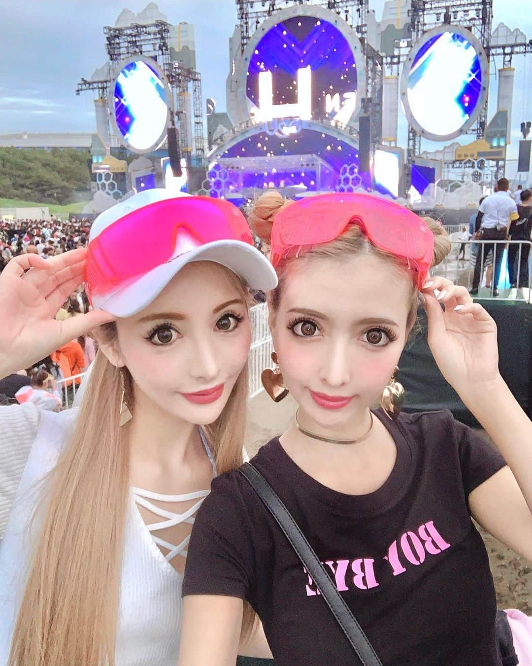 りんのインスタグラム：「ちかと初❣️ @s2ojapan 🎶🤩🎤🔥 フェスとか、かなり久々に行っちゃった笑🥳💛 . 想像以上に、楽しすぎて最後は２人してズブ濡れになった❣️❣️😭💯👏✨✨ . お酒🍺が久々すぎて、飲んだら撃沈したけど。。。🤮💭 それもいい思い出🥰🥰❤️❤️❤️ . #s2ojapan #楽しすぎた #ズブ濡れ #水着が消えてた #どこ 😹😹泣」