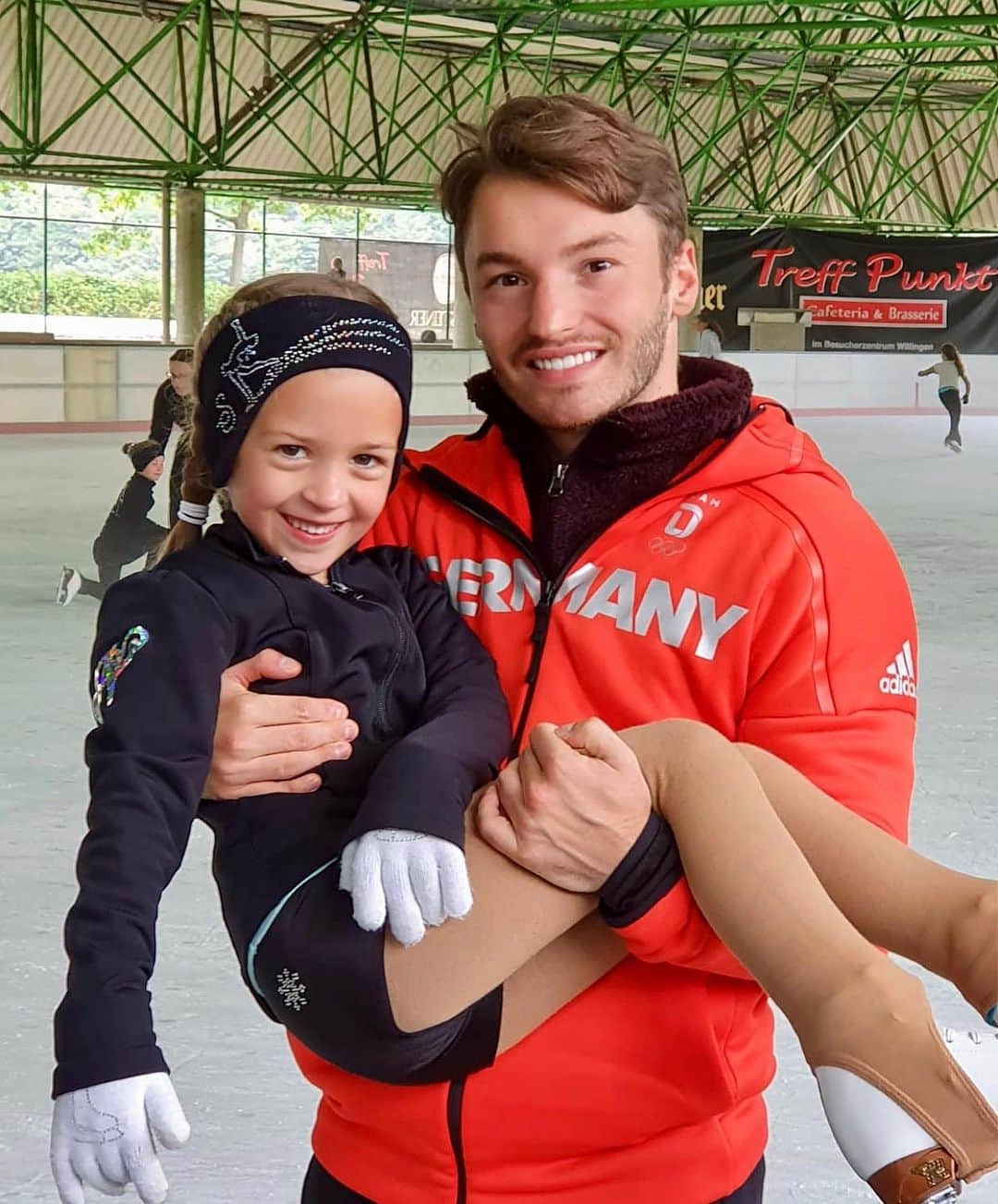 jotipolizoakisさんのインスタグラム写真 - (jotipolizoakisInstagram)「There‘s nothing more satisfying than seeing a happy and smiling child ❤️ • Liebe Grüße vom Sommercamp in Willingen. ⛸🤗」7月17日 5時37分 - jotipolizoakis