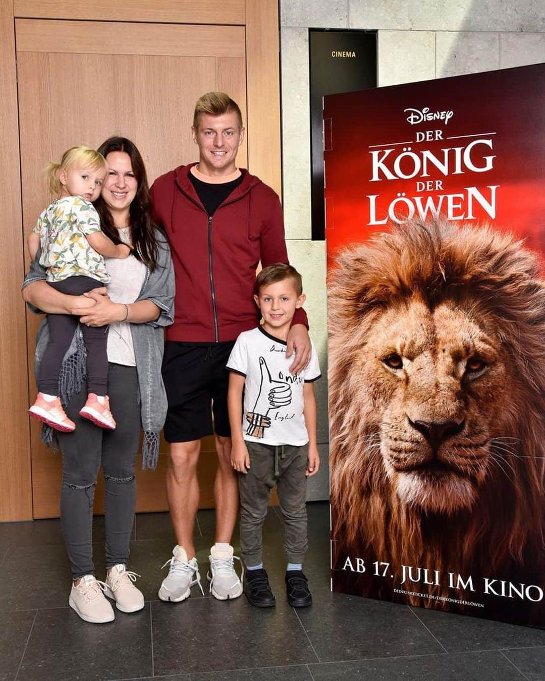 トニ・クロースさんのインスタグラム写真 - (トニ・クロースInstagram)「Daumen hoch für @Disney! Wir hatten das Vergnügen den Film #TheLionKing bereits zu sehen und ich kann ihn nur empfehlen! Danke dafür an Disney Deutschland. Er ist sensationell!!! Also, liebe Film-Fans: rein da, aber natürlich erst schauen nachdem ihr #KROOS gesehen habt 😉」7月17日 5時38分 - toni.kr8s