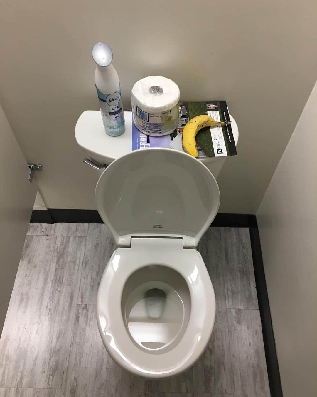 ロバート・バックリーのインスタグラム：「Shoutout to the person who just staycationed in this stall.」