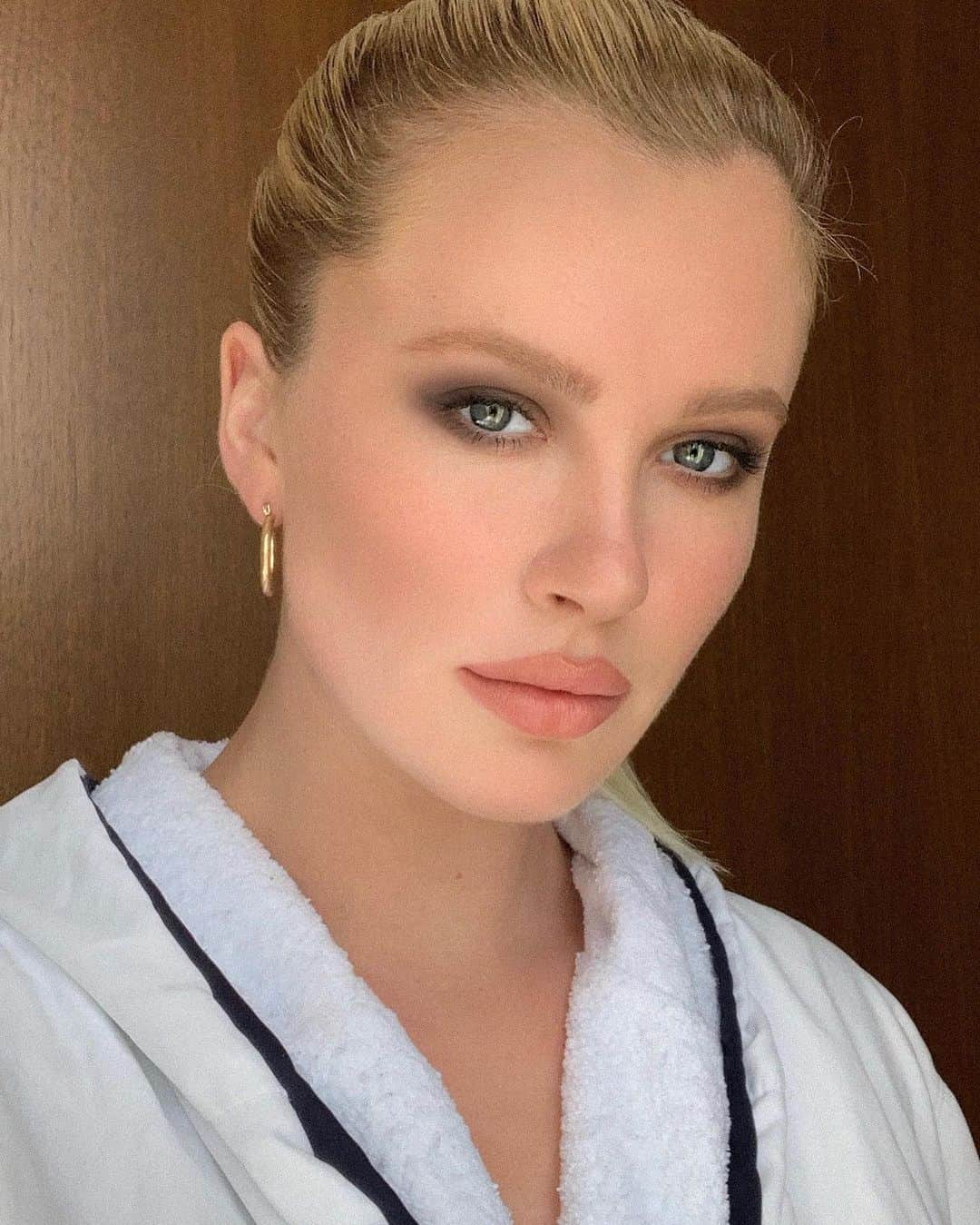 Carolina Gonzalezさんのインスタグラム写真 - (Carolina GonzalezInstagram)「✨IRELAND✨ @irelandbasingerbaldwin #hair @anthonycampbellhair #makeupCarolinaGonzalez #CGonzalezBeauty #IrelandBaldwin #bts」7月17日 5時43分 - cgonzalezbeauty