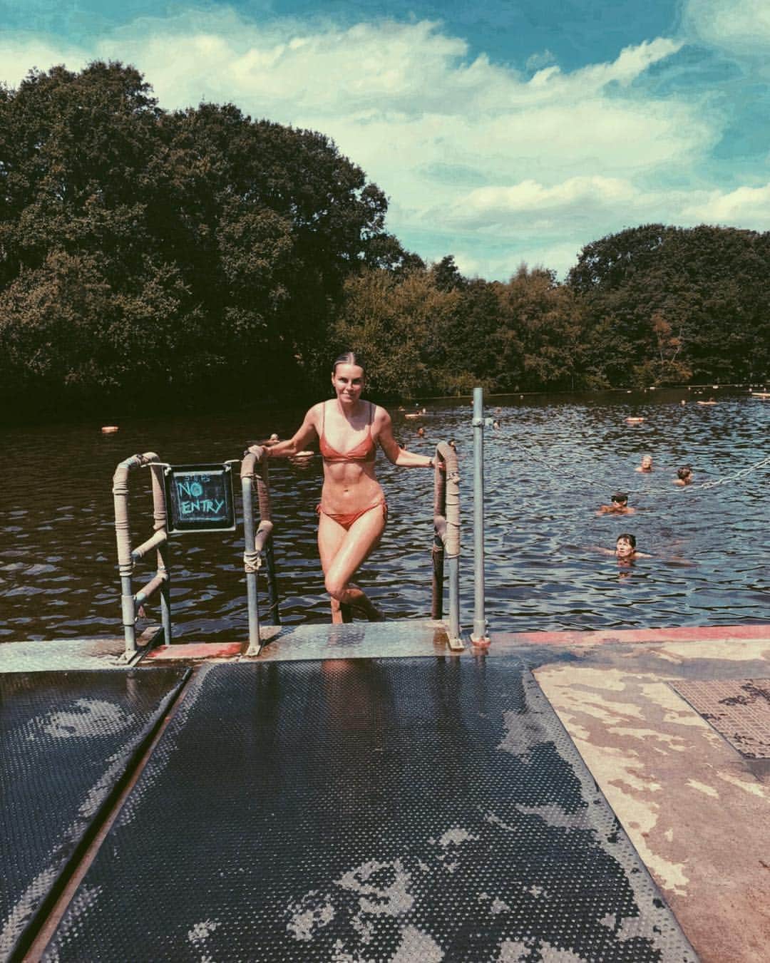 フィービー・ダールさんのインスタグラム写真 - (フィービー・ダールInstagram)「The solution to a hot day, find a swimming hole. ☀️」7月17日 5時59分 - phoebe