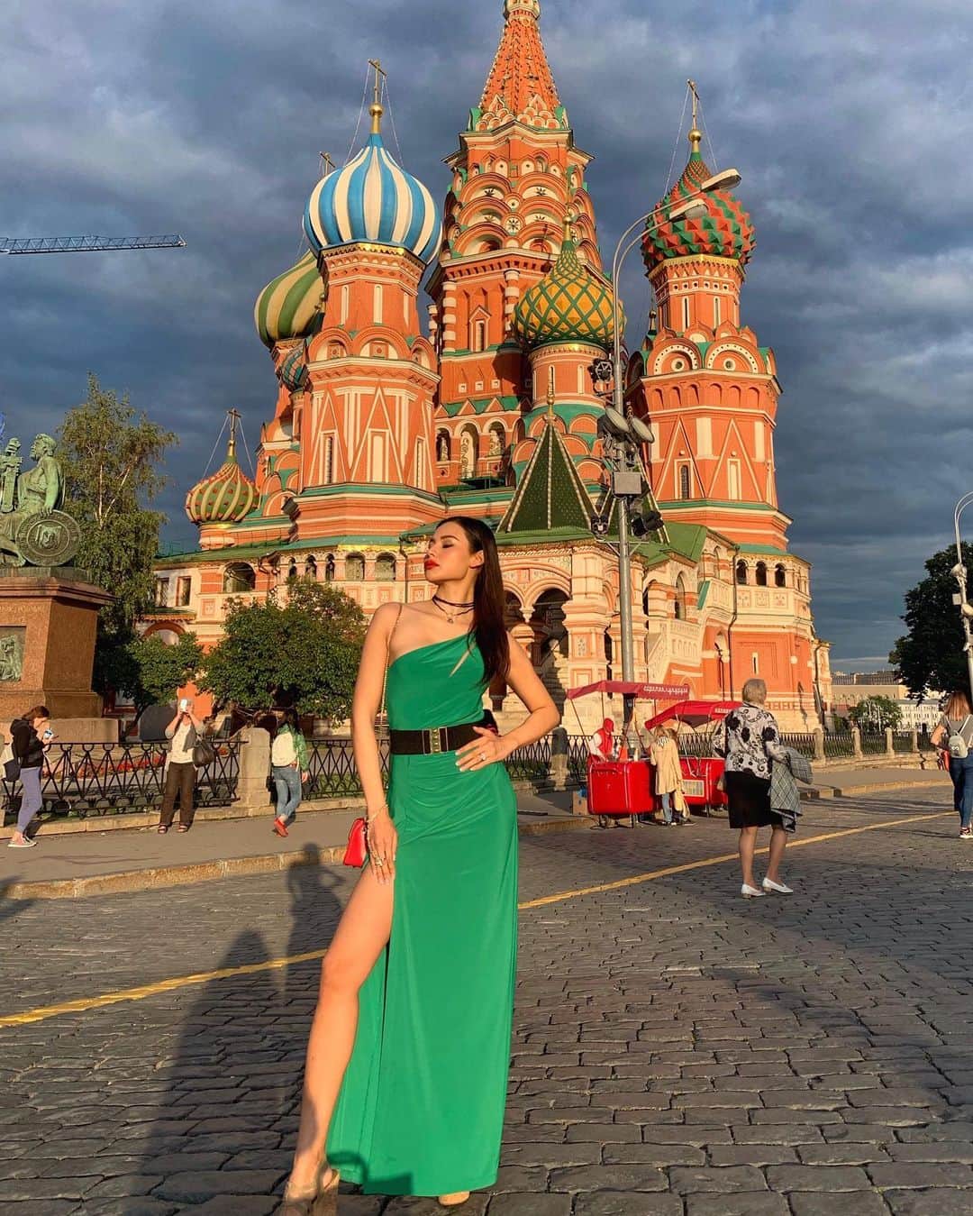 April Imanさんのインスタグラム写真 - (April ImanInstagram)「One more photo from my trip to 🇷🇺 This is one of the most famous spots - maybe the most famous spot - in Moscow. Such a beauty isn’t it?😍 I wanted to take more photos with different poses and angles but a crowd of tourists started to gather around me and were taking photos of me, which made me feel super uncomfortable (c’mon, please respect my private time!✋) so I just took some quick shots and left. I still had a great time and was happy to see this beautiful cathedral! Bye St. Petersburg, Bye Moscow - you’ve been good to me!🥰 Now it’s time for my next stop in Europe✈️ . . . . #apriliman #moscowsight #stbasilscathedral #beautifulworld #beautifulsight #russiatravel #russiatrip #worldexplorer #worldcaptures #beautygirl #beautylover #architectureporn」7月17日 5時57分 - april_iman