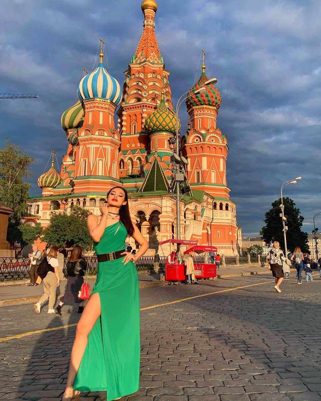 April Imanさんのインスタグラム写真 - (April ImanInstagram)「One more photo from my trip to 🇷🇺 This is one of the most famous spots - maybe the most famous spot - in Moscow. Such a beauty isn’t it?😍 I wanted to take more photos with different poses and angles but a crowd of tourists started to gather around me and were taking photos of me, which made me feel super uncomfortable (c’mon, please respect my private time!✋) so I just took some quick shots and left. I still had a great time and was happy to see this beautiful cathedral! Bye St. Petersburg, Bye Moscow - you’ve been good to me!🥰 Now it’s time for my next stop in Europe✈️ . . . . #apriliman #moscowsight #stbasilscathedral #beautifulworld #beautifulsight #russiatravel #russiatrip #worldexplorer #worldcaptures #beautygirl #beautylover #architectureporn」7月17日 5時57分 - april_iman