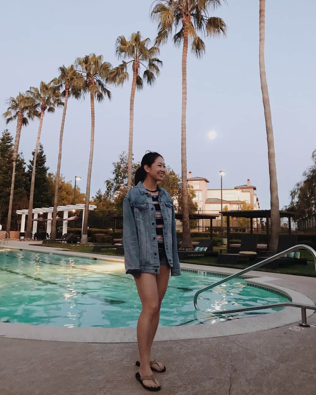 リリー・チャンのインスタグラム：「The future looks bright 🌴😍 #jk #ImSmilingAtAWall」