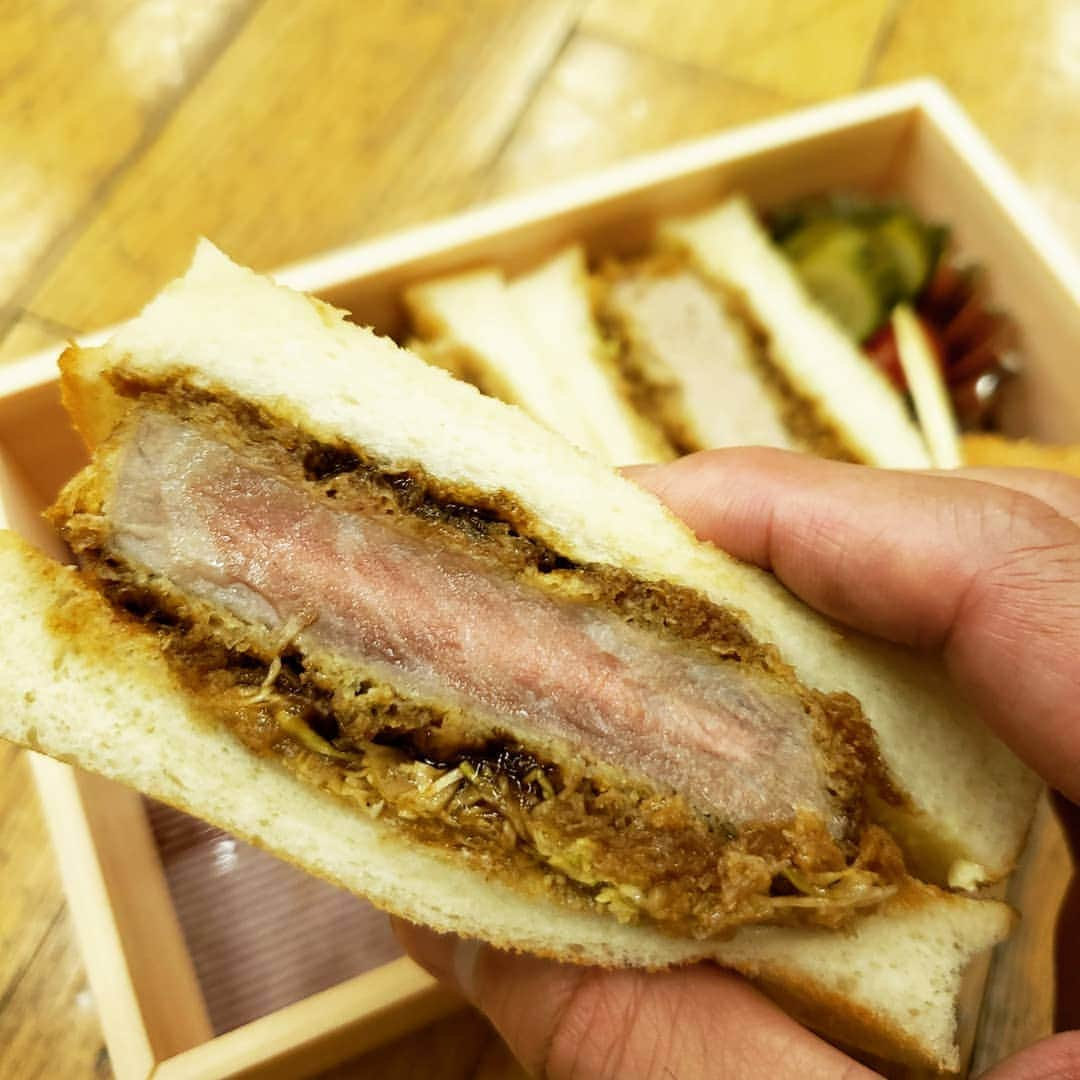 東朋宏さんのインスタグラム写真 - (東朋宏Instagram)「これが先日の焼肉食べる前に食べたステーキサンド‼️ めっちゃ旨かったよ～！ ファイヤーヒップスにはこんな贅沢な差し入れが稽古中にたくさん来るんだよー‼️ もうこれ本番無しでずっと稽古でも良いんじゃないかな？(笑)  #ファイヤーヒップス #舞台 #武蔵小山 #スクエア荏原 #ひらつかホール #焼肉 #差し入れ #ステーキ #ステーキサンド #ビーフカツ #カツサンド #目白 #旬香亭 #東max #はなわ #永島聖羅 #西野太盛 #高橋健介 #やまもとまさみ #山本栄治 #ハマカーン #山口麻衣加 #東ともひろ #小渋さんご馳走さまでした」7月17日 6時02分 - tomohiro_azuma