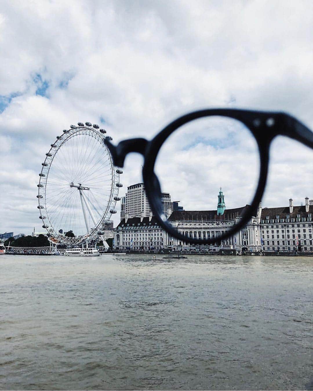 @LONDON | TAG #THISISLONDONさんのインスタグラム写真 - (@LONDON | TAG #THISISLONDONInstagram)「🤷🏻‍♂️ Why has no-one done this before?! 👓 It’s the first time someone has sent us the “London Eyes” 👀 Brilliant 📸 from @umtiago! 🎡🎡 // #thisislondon #londoneye #londonlife #london @thames」7月17日 6時07分 - london