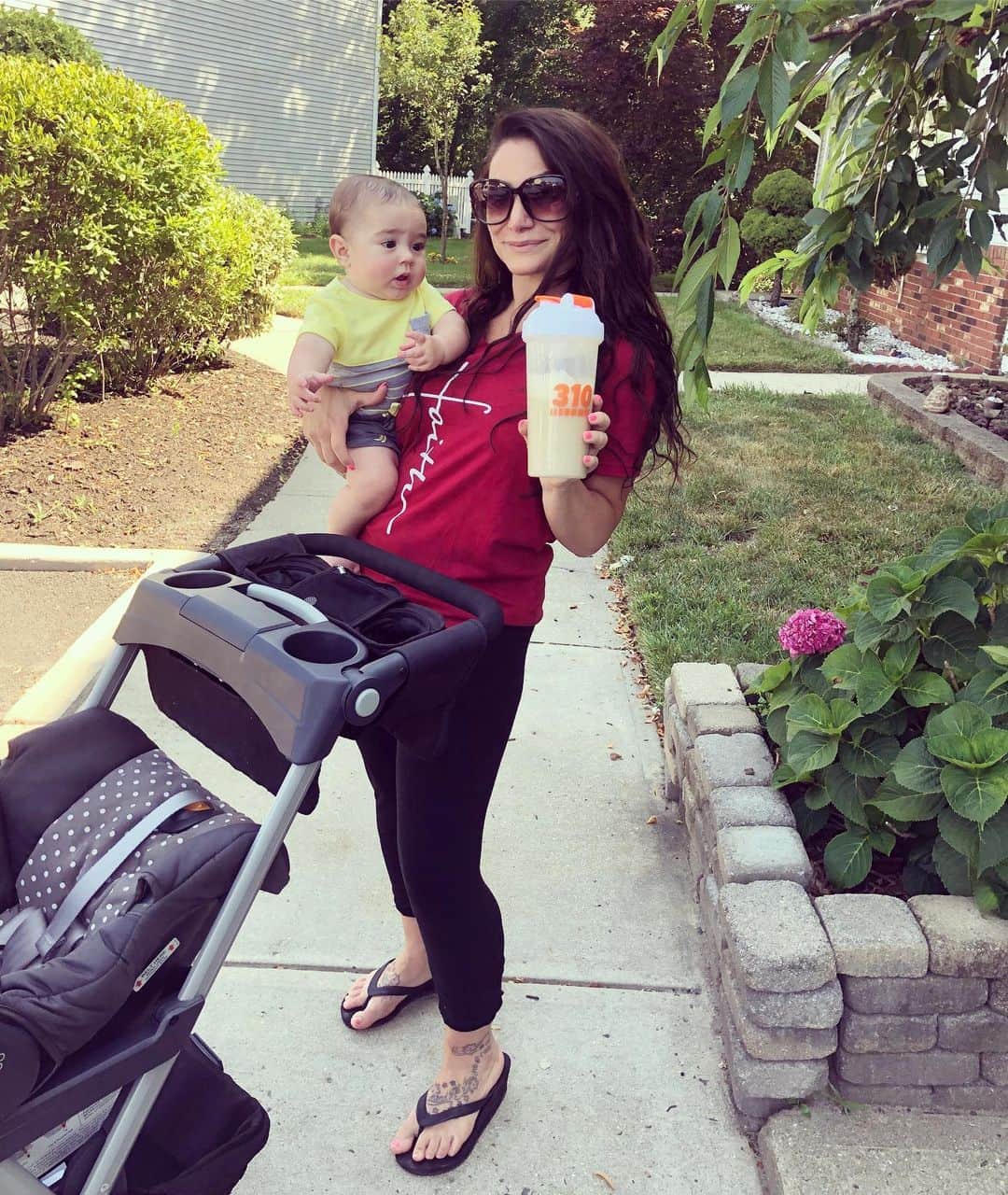ディーナ・ニコール・コルテーゼのインスタグラム：「Happy baby, happy Momma. My shakes get me through the day. Love @310Nutrition? I want to hear your #310shake review! They’re having their biggest sale of the YEAR  right now and you can use code “FREENOW” at checkout to take advantage of 310’s Prime Week sale! #health #310ad #weightloss #eatclean」