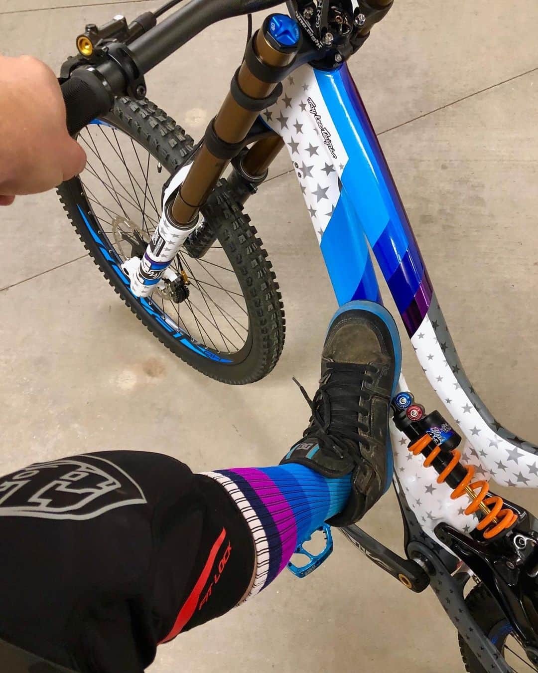 ケン・ブロックさんのインスタグラム写真 - (ケン・ブロックInstagram)「That feeling when your @theHoonigans socks match your @iamSpecialized mountain bike... 😃」7月17日 6時25分 - kblock43