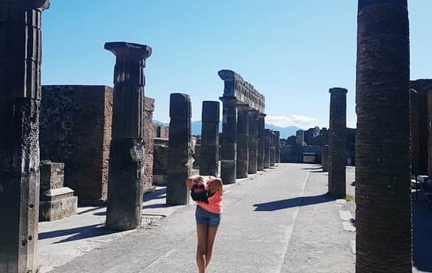 ローラ・ゼンさんのインスタグラム写真 - (ローラ・ゼンInstagram)「ashes, ashes, we all fall down... #pompeii」7月17日 6時25分 - toss_and_catch