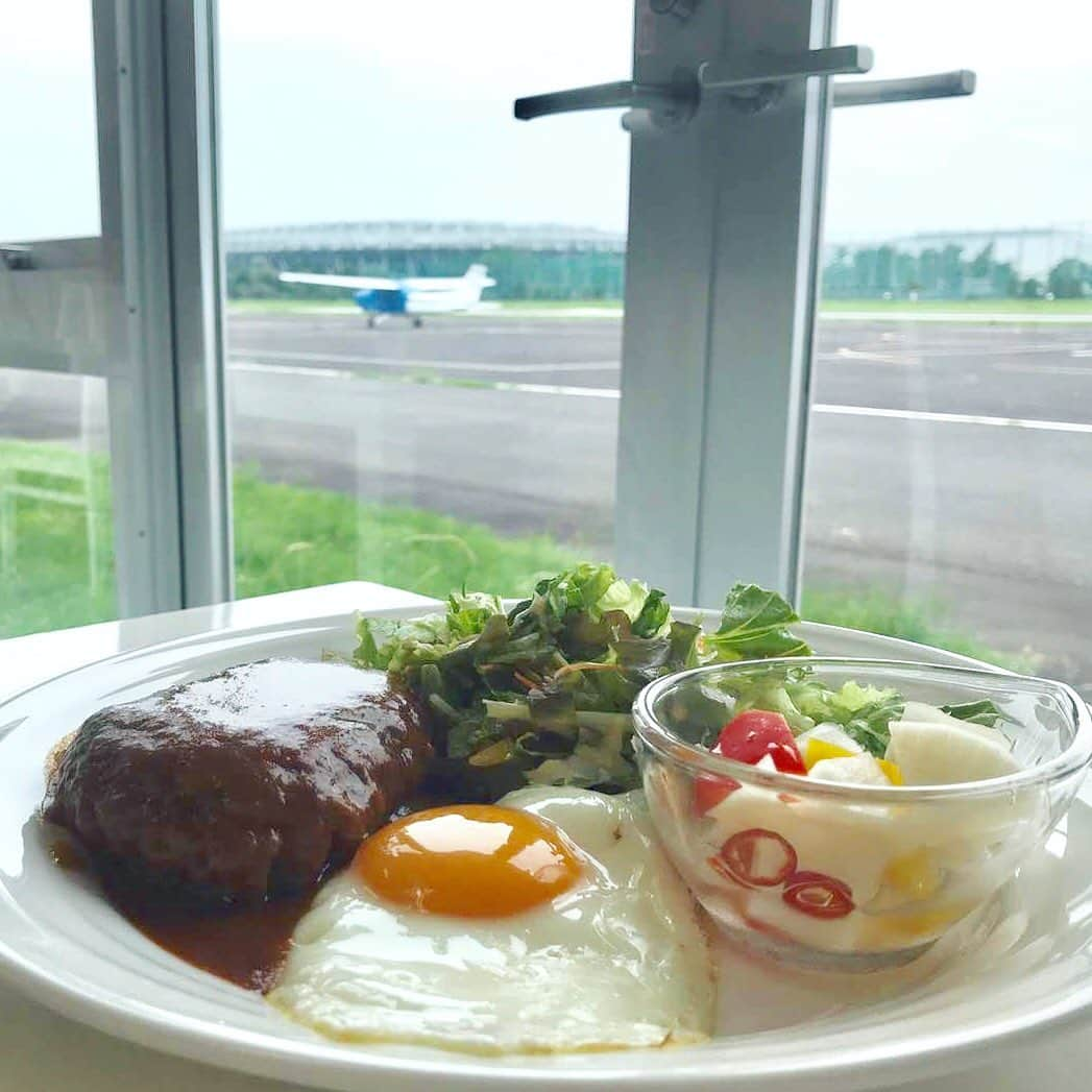 run+さんのインスタグラム写真 - (run+Instagram)「#カラーミーラッド からのランチ。 飛行機の見える #プロペラカフェ 窓の外からプロペラ機が次々に空に飛び立つ様子や目の前で地面に降りてくるのを間近で見れて😍 ・ #PropellerCafe #調布飛行場 #🛩 #🛫 #✈ #colormerad #カラーラン」7月17日 6時19分 - runplus