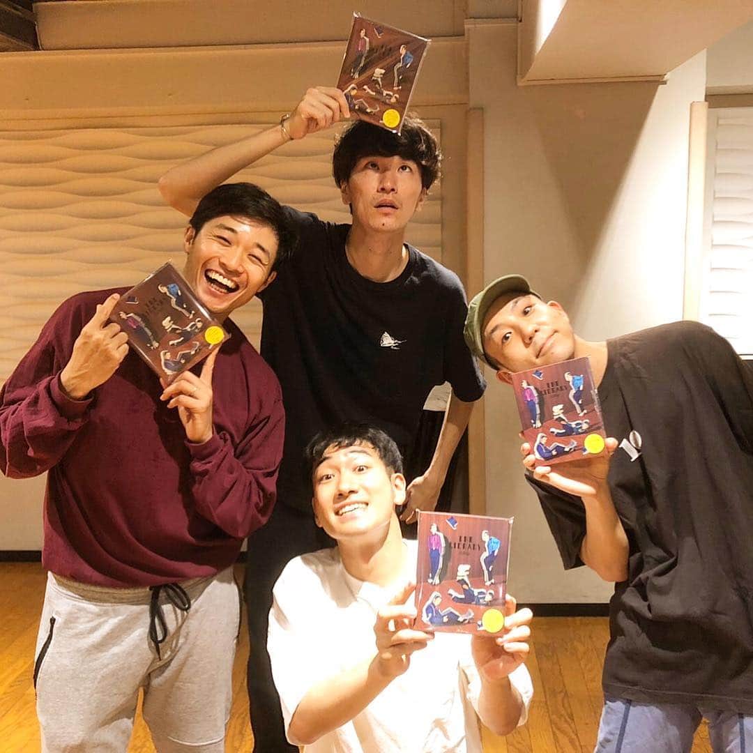 のインスタグラム：「Our first Blu-ray「The Library 」is released Today🔥Enjoy it‼️ . 本日いよいよ、全国25000人を動員したシットキングスの最新舞台「The Library」が、全国発売となります‼️ . 予約してフラゲした皆さんの嬉しいお声もTwitterやInstagramの#stkgz で続々と届いてます🕺✨ . このような形ではじめて映像商品に出来たのも、前編通してオリジナル楽曲にチャレンジ出来たからこそ‼️ . 改めて、The Libraryを一緒に作りあげてくれたミュージシャンの皆さんに感謝🙏🔥 . 楽しみどころたくさんのBlu-ray、是非GETしてください‼️ . ========== 『The Library』  Blu-ray1枚組 ◾️¥5,400(税抜) ◾️出演:s**t kingz(shoji、kazuki、NOPPO、Oguri) ◾️発売日: 7/17(水) . ★☆Blu-ray特設サイト☆★ ↓↓↓ http://www.amuse-s-e.co.jp/title/shitkingz/ ========== . #stkgz #the_liblary #Blu-ray」