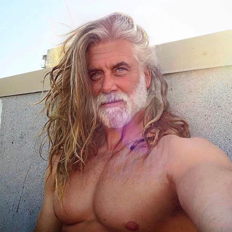 モデル、ブロック・オハーンのインスタグラム：「Who do I look like as an old man?  I gotta be pushing at least 80 here. Damn. haha」