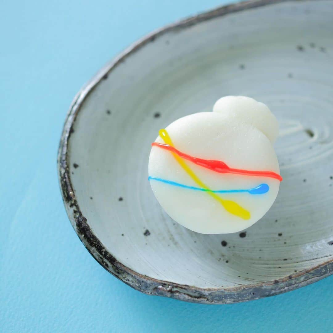 Toru Tsuchieさんのインスタグラム写真 - (Toru TsuchieInstagram)「今日の和菓子は雪平で作った水風船です。 撮影 用に作成しました。 おでんくんに見えるのは僕だけではないはず。 フェイスブックページのいいね！もよろしくお願いします。 https://www.facebook.com/shishisu/ Today's wagashi is balloon with Seppei. The sweets I've made for the shooting.  #福泉堂  #和菓子  #おいしい #funny #my_eos_photo #出雲  #wp_delicious_jp #カメラ好きな人と繋がりたい  #写真好きな人と繋がりたい　 #model #handmade　 #as_archive #Japan #wagashi  #جميل #красивый #ファインダー越しの世界 #design #work #ig_color  #일본디저트  #Mignon  #igfood #lifestylenipponpic #photooftheday #สวย #sweets #kawaii #お祭り」7月17日 6時33分 - choppe_tt