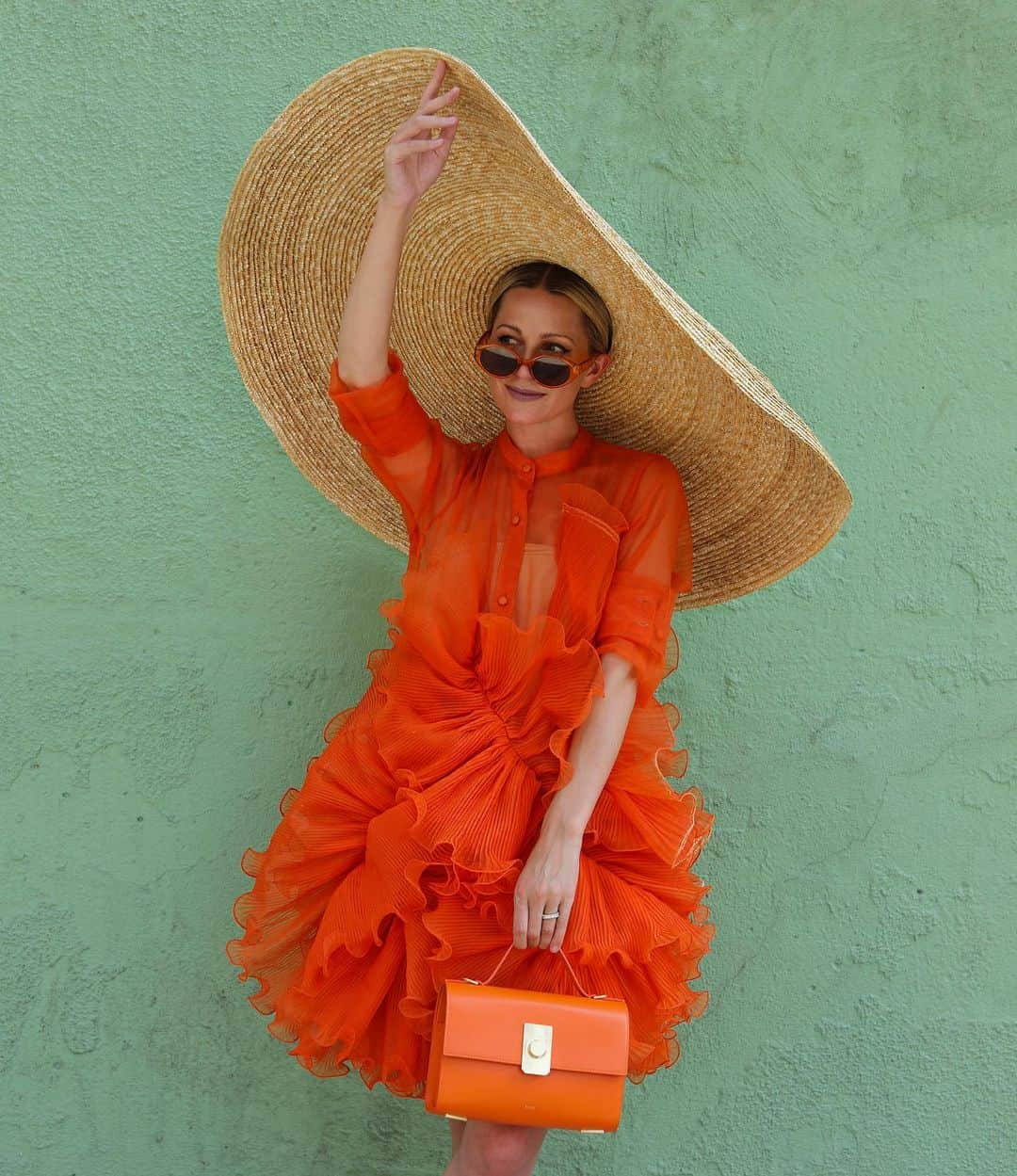 ブレア・イーディーさんのインスタグラム写真 - (ブレア・イーディーInstagram)「<hiding from the heat 🥵 // big ruffles and an even bigger hat> #sunhat #heatwave #summerstyles」7月17日 6時42分 - blaireadiebee