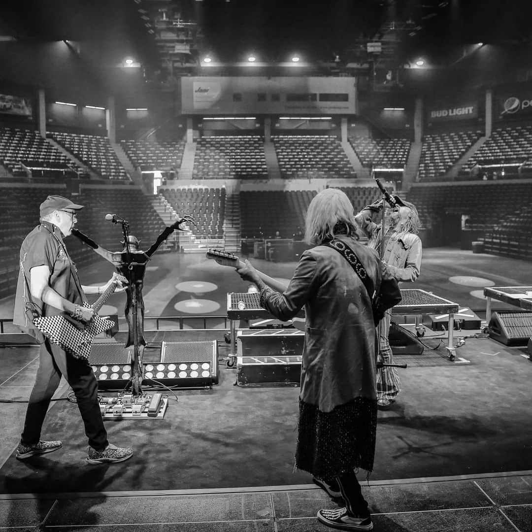 ロブ・ゾンビのインスタグラム：「Today's soundcheck in Rockford was a little different today. #cheaptrick #ricknielsen #robzombie #johnfive #rockford #twinsofevil」
