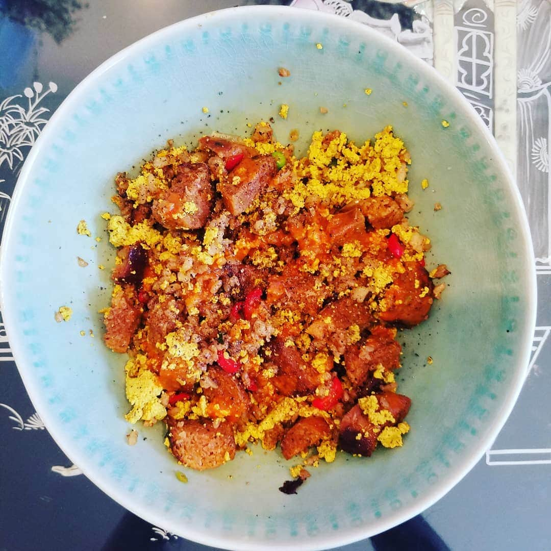 ガソリングラマーさんのインスタグラム写真 - (ガソリングラマーInstagram)「VEGAN FRIED RICE 🥡🌿🌭🍳🥚🌶 #GASOLINEKITCHEN ADVENTURES  @graintrust #hibachifriedrice  @beyondmeat #beyondsausage #vegansausage  @sperofoods #SCRAMBLIT #veganegg  @coconutsecretofficial #coconutaminos  @mountainroseherbs smoked black pepper chili flakes kiawe smoked salt  @ghostscreamhotsauce #hotsauce  #GASOLINEGARDEN #redjalapeno  #vegan #veganfood #whatveganseat #veganaf #vegansofinstagram #instavegan #veganrecipe  #veganfriedrice @gasolineglamour  #gasolineglamour #graintrust  #beyondmeat  #coconutsecret  #MOUNTAINROSEHERBS  #sperofoods  #ghostscream」7月17日 6時36分 - gasolineglamour