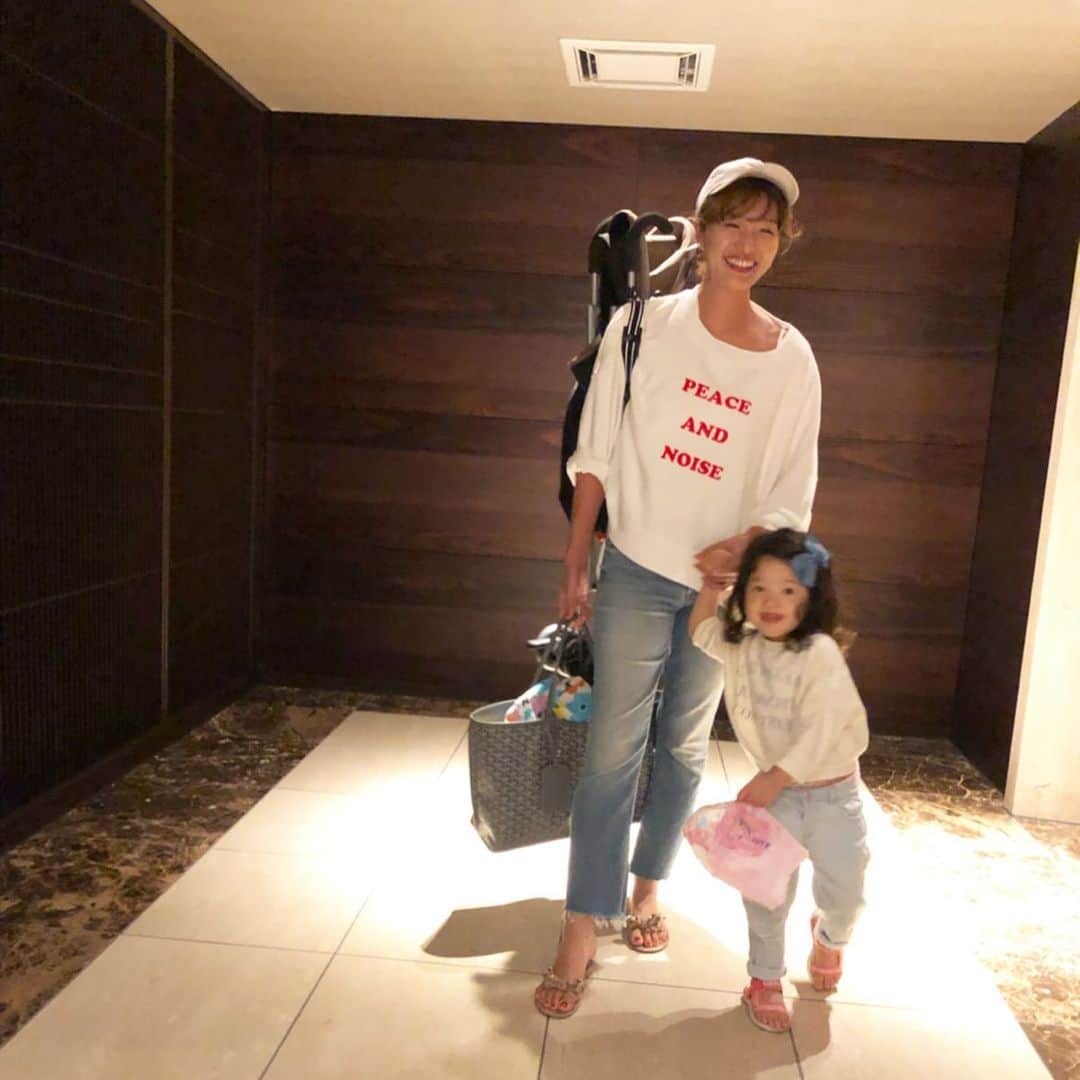 廣瀬規子のインスタグラム：「昨夜は野球観戦へ⚾️ * ちょこっとリンクコーデ意識してみました😆 * ちなみに私が担いでいるのは、ベビーカーです。 * @tomotta が手放せないと豪語し、 @emiuto もまた同じく手放せないと、、、。 * どんなもんかと買ってみたらあーた。 便利すぎて、、！ 軽さと、タイヤの安定感が半端ない❣️ もはやもう、旅には絶対欠かせない😆 * 好き！ これ、好き！！ * #クールキッズバギーエックス #エンドーベビーカー #ベビーカー #ちなみにお値段もかなりのお手頃 #種類いくつかありますがこれが良いと思う #最後に別日に撮った乗ってる写真あります #決して回し者ではございません #良いものはシェア #2歳 #女の子 #リンクコーデ」