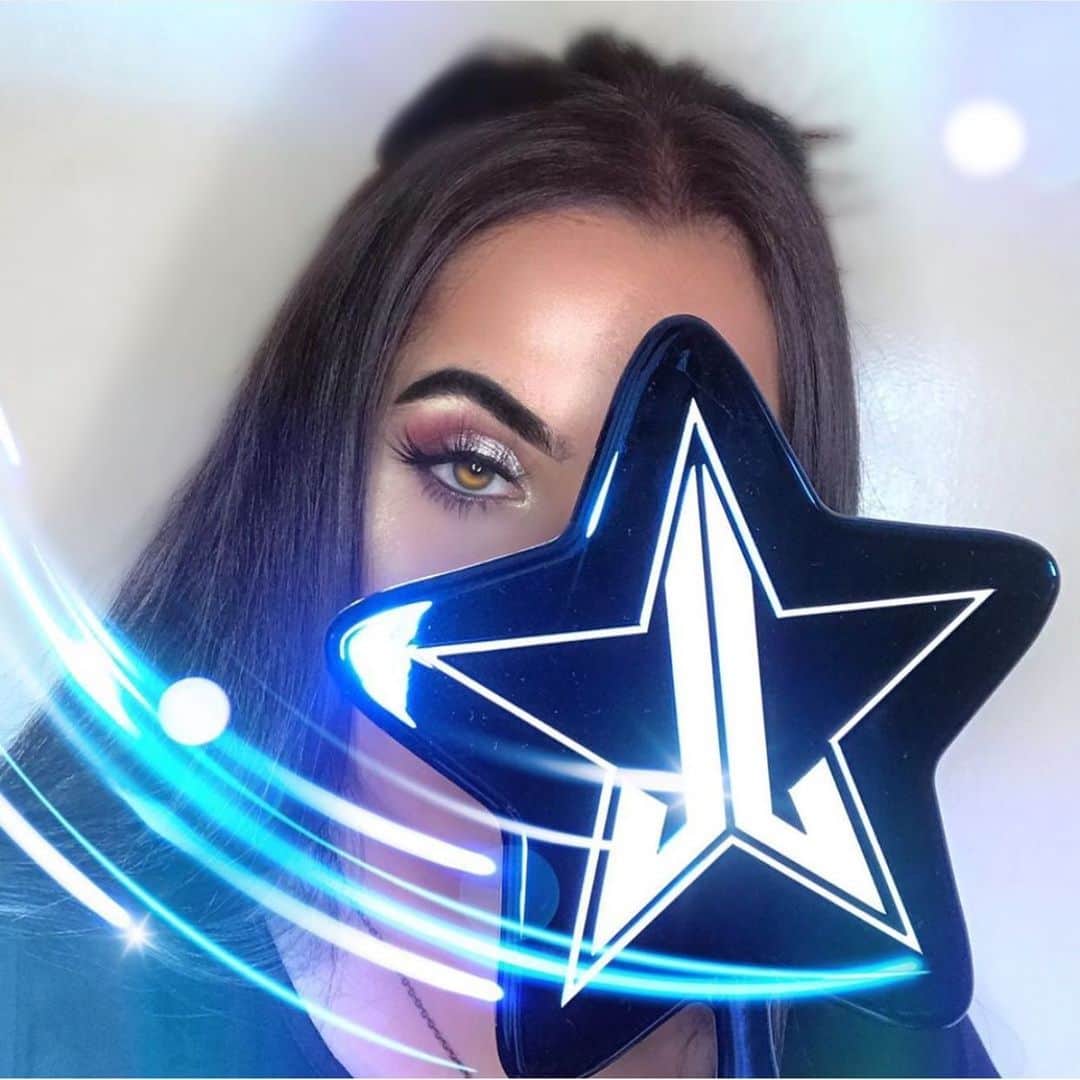 Jeffree Star Cosmeticsさんのインスタグラム写真 - (Jeffree Star CosmeticsInstagram)「Welcome BACK to our makeup page, How Are Ya? 💙 The iconic STAR mirrors come in over 10 colors! #jeffreestarcosmetics #starmirror Photo by: @aaliyahjamil」7月17日 6時41分 - jeffreestarcosmetics
