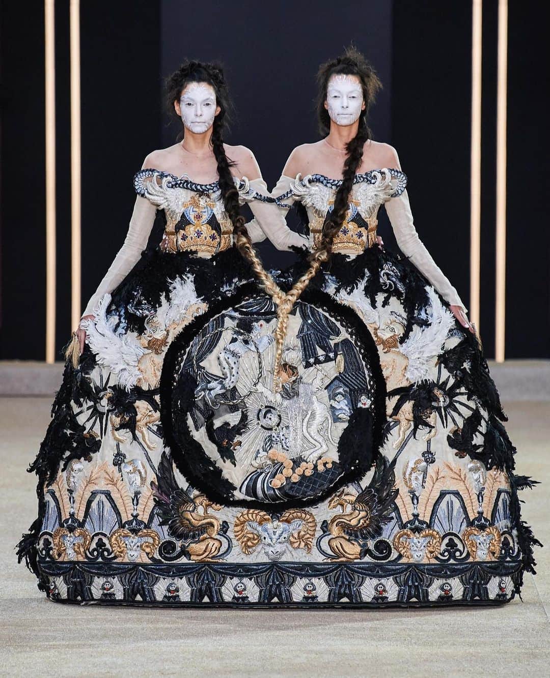 Fashion Weekのインスタグラム：「Seeing double 👯 Mesmerizing looks float down the @guopei Haute Couture runway. Photo by @gettyimages.」