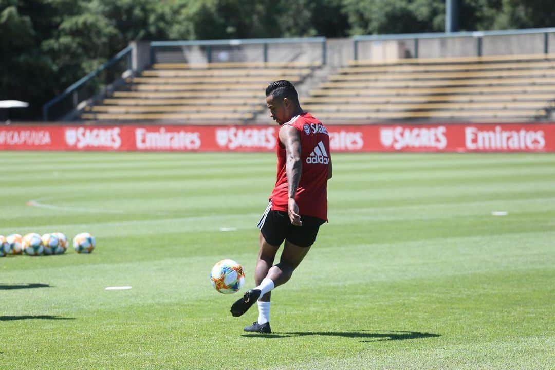 カイオ・ルーカス・フェルナンデスさんのインスタグラム写真 - (カイオ・ルーカス・フェルナンデスInstagram)「Seguimos nos preparando 🔴⚪️💪🏿 @slbenfica」7月17日 6時49分 - 7caiolucas