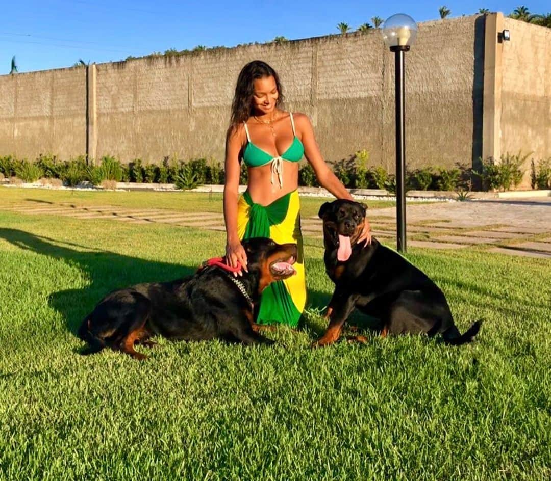 ライス・リベイロさんのインスタグラム写真 - (ライス・リベイロInstagram)「I will miss my babies 😍🐶 #Aica #Bolt」7月17日 6時50分 - laisribeiro