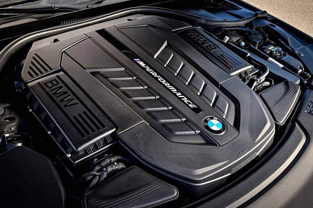 BMW Thailandさんのインスタグラム写真 - (BMW ThailandInstagram)「0 - 100 ใน 3.7 วินาที  ความแรงระดับรถแข่งที่ซ่อนไว้ในความหรูหรา คุณสมบัติที่สามารถหาได้ที่เดียวจาก BMW 7 Series M760Li 12 สูบ ผนวกกับขนาดเครื่องยนต์ 6.6 ลิตร 610 แรงม้า แรงบิดมหาศาลกว่า 880 Nm  และท้ายที่สุดเมื่อความรู้สึกของผู้ขับขี่ถูกส่งจนมิดคันเร่งแล้ว คงจะไม่เหลือสิ่งอื่นใดให้ค้นหานอกจากการสัมผัส 100 กิโลเมตรต่อชั่โมง ภายใน 3.7 วินาที  หรือสนใจติดต่อที่ผู้จำหน่ายบีเอ็มดับเบิลยูอย่างเป็นทางการทั่วประเทศ  #BMW #BMWTH #BMW7Series #BayerischeMotorenWerke」7月17日 7時00分 - bmwthailand