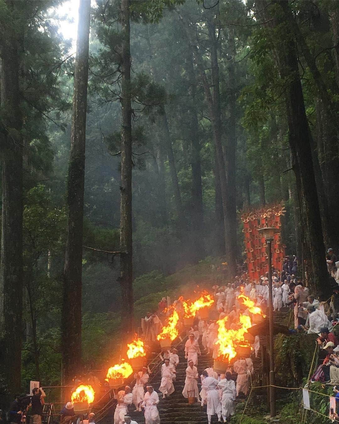 Visit Wakayamaさんのインスタグラム写真 - (Visit WakayamaInstagram)「.﻿ Amazed by the strength and determination of these men who carried holy torches of fire to the falls. ﻿ 📸: @pinocciorange」7月17日 7時02分 - visitwakayama