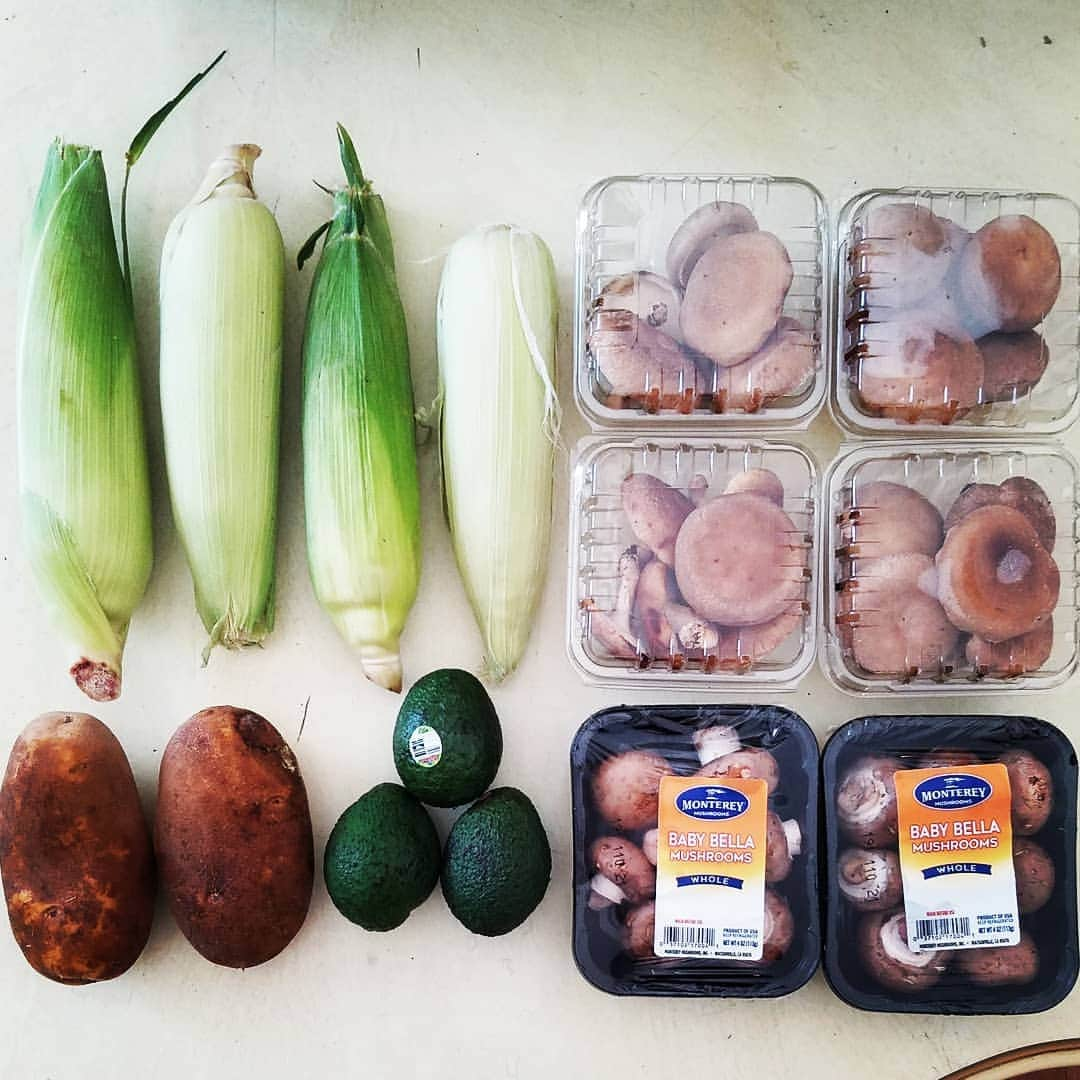 ガソリングラマーさんのインスタグラム写真 - (ガソリングラマーInstagram)「Just got my box of @imperfectproduce #imperfectproduce all this awesome stuff for $25 #corn 🌽🌽🌽 #mushrooms 🍄🍄🍄 #potato 🥔🥔🥔 #avocado 🥑🥑🥑 not paid just sharing the good stuff」7月17日 7時03分 - gasolineglamour