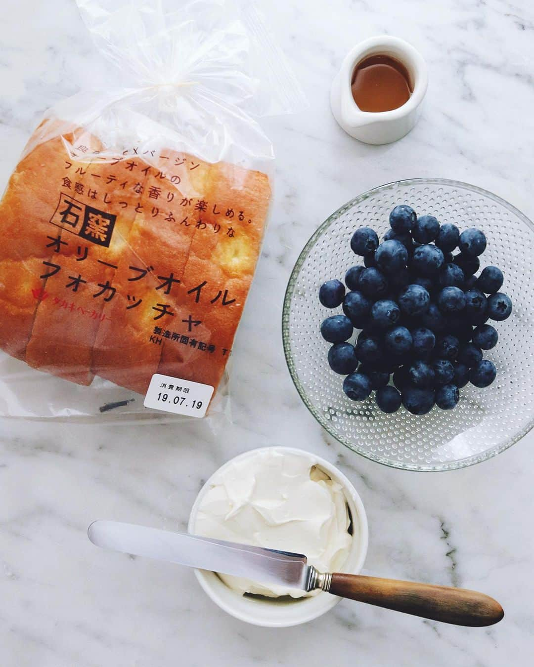 樋口正樹さんのインスタグラム写真 - (樋口正樹Instagram)「blueberry toast . タカキベーカリーの フォカッチャを焼き、 マスカルポーネ塗り、 ブルーベリーのせて、 ハチミツ回しかけた 甘酸っぱいトースト。 . 今月の新商品のタカキベーカリーの石窯オリーブオイルフォカッチャ。上質なオリーブオイルがヂュラム小麦の生地にたっぷり使われていて、風味がとても良いのです。ぜひお試しを！ 👉@takaki_bakery_official . . #フォカッチャ #タカキベーカリー #石窯オリーブオイルフォカッチャ #石窯パン #パン部 #朝ごはん #朝ごパン #パンスタグラム #パン大好き #朝食はしっかり食べよう推進委員会 #甘酸っぱい #朝の楽しみ #blueberrytoast #usブルーベリー #Tartine #Focaccia」7月17日 7時15分 - higuccini