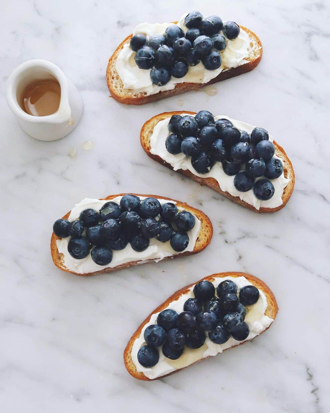 樋口正樹さんのインスタグラム写真 - (樋口正樹Instagram)「blueberry toast . タカキベーカリーの フォカッチャを焼き、 マスカルポーネ塗り、 ブルーベリーのせて、 ハチミツ回しかけた 甘酸っぱいトースト。 . 今月の新商品のタカキベーカリーの石窯オリーブオイルフォカッチャ。上質なオリーブオイルがヂュラム小麦の生地にたっぷり使われていて、風味がとても良いのです。ぜひお試しを！ 👉@takaki_bakery_official . . #フォカッチャ #タカキベーカリー #石窯オリーブオイルフォカッチャ #石窯パン #パン部 #朝ごはん #朝ごパン #パンスタグラム #パン大好き #朝食はしっかり食べよう推進委員会 #甘酸っぱい #朝の楽しみ #blueberrytoast #usブルーベリー #Tartine #Focaccia」7月17日 7時15分 - higuccini