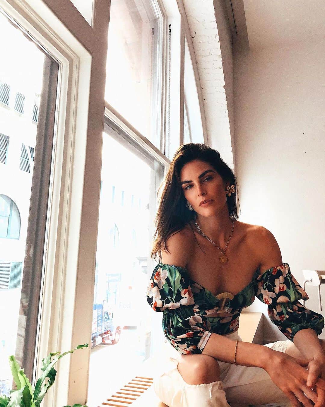 ヒラリー・ローダのインスタグラム：「It’s a jungle out there 🌺🌺🌺 #jetaporter #ad」