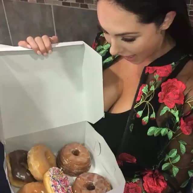 ホープ・ビールのインスタグラム：「What I want right now but instead Im doing cardio 😩😩😩 . #donuts #theloveisreal」