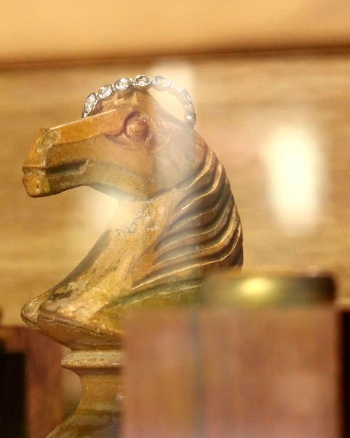 ith / イズ オーダメイド結婚指輪さんのインスタグラム写真 - (ith / イズ オーダメイド結婚指輪Instagram)「ithのアトリエは、 インテリアにもこだわりがいっぱい。 . 栄アトリエには ちいさなチェスの駒が並び、 ひとつひとつが興味深い造形をなしています。 . 敵味方を問わず 駒を飛び越えることができるのは、 馬の形をした “ナイト”。 . 馬といえば、 “U字型に幸運を受け止める” と 馬蹄も幸運のモチーフとして有名ですね。 . . 友人宅を訪れるような、 寛いだワクワク感を大切に アトリエを設えています。 . . ithの指輪を  #イズマリッジ とつけて投稿してください🤳✨ 7/31(水)までInstagramキャンペーン開催中🎁🍀 . . #結婚指輪 #婚約指輪 #プロポーズ  #マリッジリング #エンゲージリング  #指輪 #ダイヤモンド #ブライダルジュエリー  #婚約 #プレ花嫁 #ペアリング #指輪選び  #ウェディングドレス #ナチュラルウェディング #指輪探し #結婚指輪探し #ゴールドリング  #オーダーメイドリング #結婚式準備  #ウェディング小物 #こだわりインテリア #2019夏婚 #2019秋婚 #2019冬婚 #2020春婚 #一生もの #アトリエ #インテリア #ナチュラルライフ」7月17日 7時35分 - ith_marriage