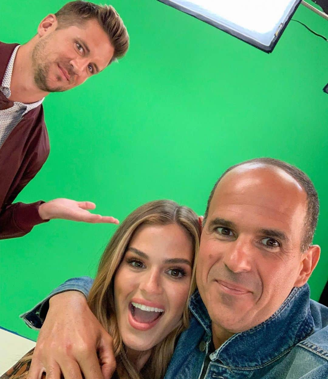 ジョーダン・ロジャースさんのインスタグラム写真 - (ジョーダン・ロジャースInstagram)「When you end up being the awkward third wheel photo-bomber...and you nail it! 😂.... Check out a sneak-peak-behind-the-scenes-inside-look of our new show #CashPad TONIGHT on @cnbcprime at 9pm EST with @marcuslemonis from The Profit. You get to see a few before and after, learn how a nail got stuck in my 🍑, and how this crazy show came to be. SERIES PREMIERE NEXT TUESDAY!!! 🎉🎉🙌🏽」7月17日 7時31分 - jrodgers11