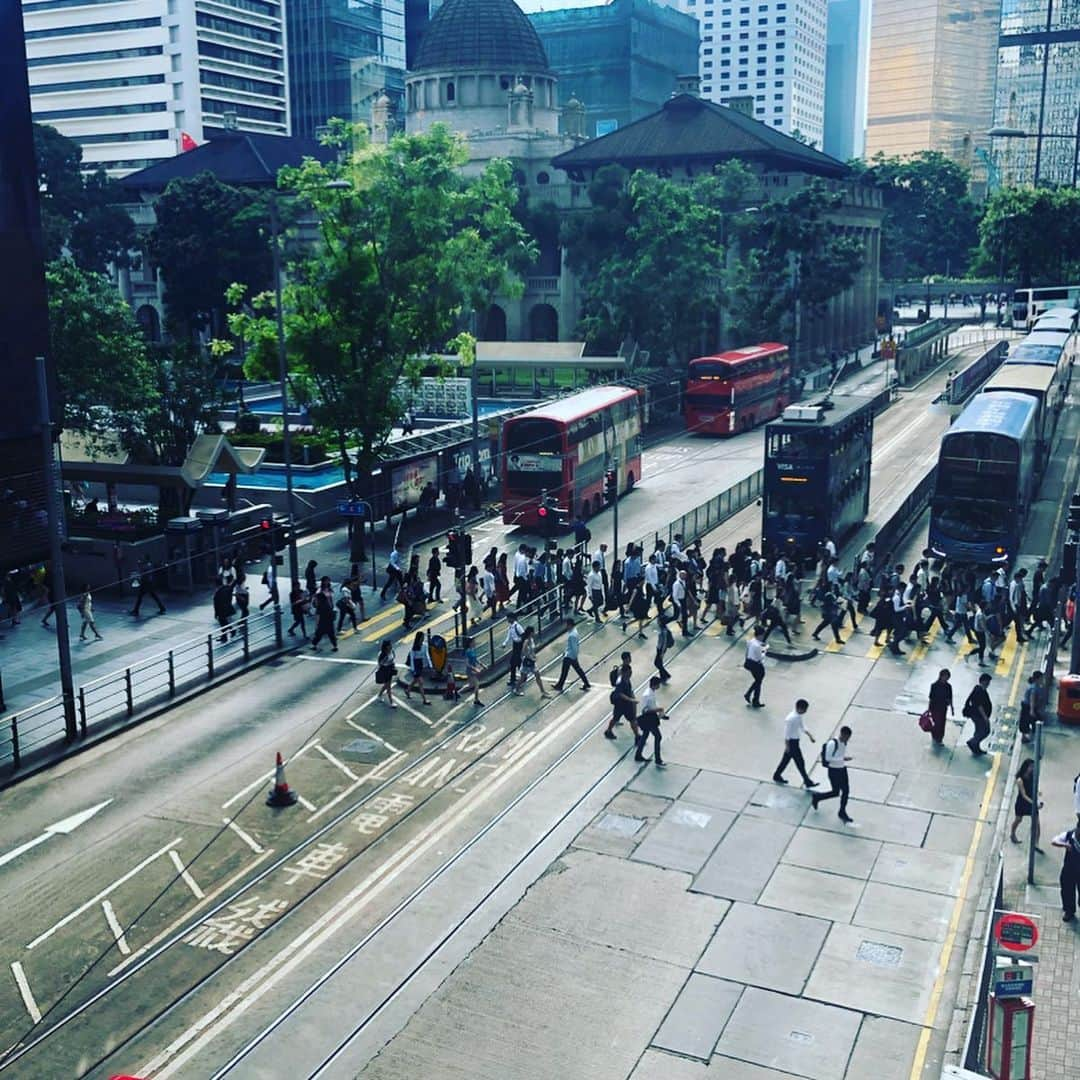 清川あさみさんのインスタグラム写真 - (清川あさみInstagram)「只今、香港🇭🇰 hongkong. 何処でも元気すぎるチビくんです😂  #早朝6時から二時間お散歩😅 #前から連れて行きたかった遊び場にも #ママコントローラ🕹 #ゴーカート #車選びから🚘 #kawaii #リモコン #何回めかな #落ち着く #取材以来 #アートフェア以来 #hongkong #二歳  #何処でもワッフル食べたいのね」7月17日 7時39分 - asami_kiyokawa