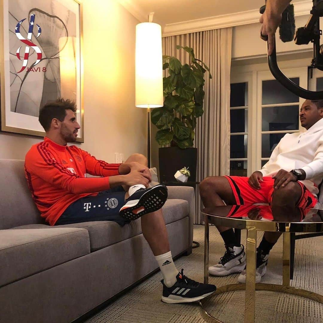 ハビ・マルティネスさんのインスタグラム写真 - (ハビ・マルティネスInstagram)「Was nice meeting you bro @carmeloanthony 🏀⚽️ Next time in Munich 😉 #AudiFCBTour #USA #Javi8🇺🇸」7月17日 7時49分 - javi8martinez