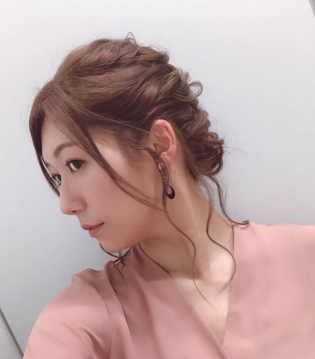 穂川果音さんのインスタグラム写真 - (穂川果音Instagram)「今日のヘアスタイルは、かのんヘア120点満点バージョンです💯笑笑  イヤリング→ @leange_pippi  #アベプラ #abematv  #weather #weatherforecast #気象予報士 #穂川果音 #instastyle #instahair  #ヘアアレンジ #巻き髪 #hair #hairstyle #hairarrange #ほかのん #hairstyles #イヤリング #hairstyling #おしゃれ #かのんヘア #アップヘア #まとめ髪 #シニョン」7月17日 7時50分 - hokawakanonn