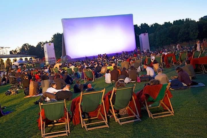 フランス大使館さんのインスタグラム写真 - (フランス大使館Instagram)「パリのラ・ヴィレット公園で今日から8月18日まで野外映画祭が開催されます 🌱🎬。公園の芝生の上でねそべったり、ピクニックをしたりして思い思いに映画を楽しむイベントです。今年はフランスでも人気のスタジオジブリ『崖の上のポニョ』も上映予定 🐟🌊入場無料です #CineVillette 📷 : @la_villette Le Festival du Cinéma en Plein Air est de retour à la Villette du 17 juillet au 18 août 🌱🎬 ! Cette année, le film d’animation japonais « Ponyo sur la falaise » de Hayao Miyazaki sera projeté aux côtés de 24 autres films sur le thème « Demain ». #CineVillette 📷 : @la_villette」7月17日 8時01分 - ambafrancejp