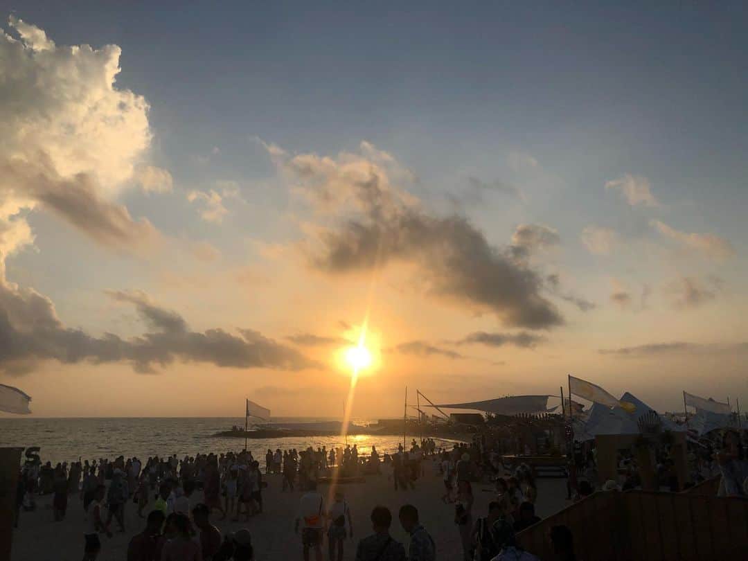 松本瞳のインスタグラム：「. 沖縄の空は広かったなーー。次はいつ行けるかな😗 . #おはよう」