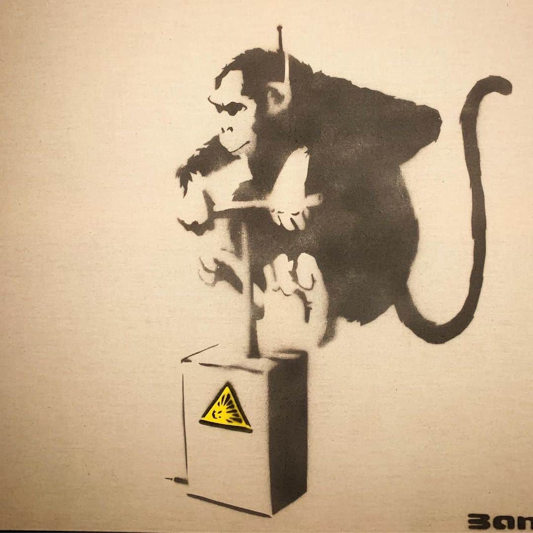 アドリアーネ・ガリステウさんのインスタグラム写真 - (アドリアーネ・ガリステウInstagram)「Banksy Day! Sensacional 👏🏻👏🏻👏🏻 #banksy ♥️ #lisboa @aleiodice @vittoriogioficial @eva.franco @banksy  #geniusorvandal」7月17日 7時57分 - galisteuoficial