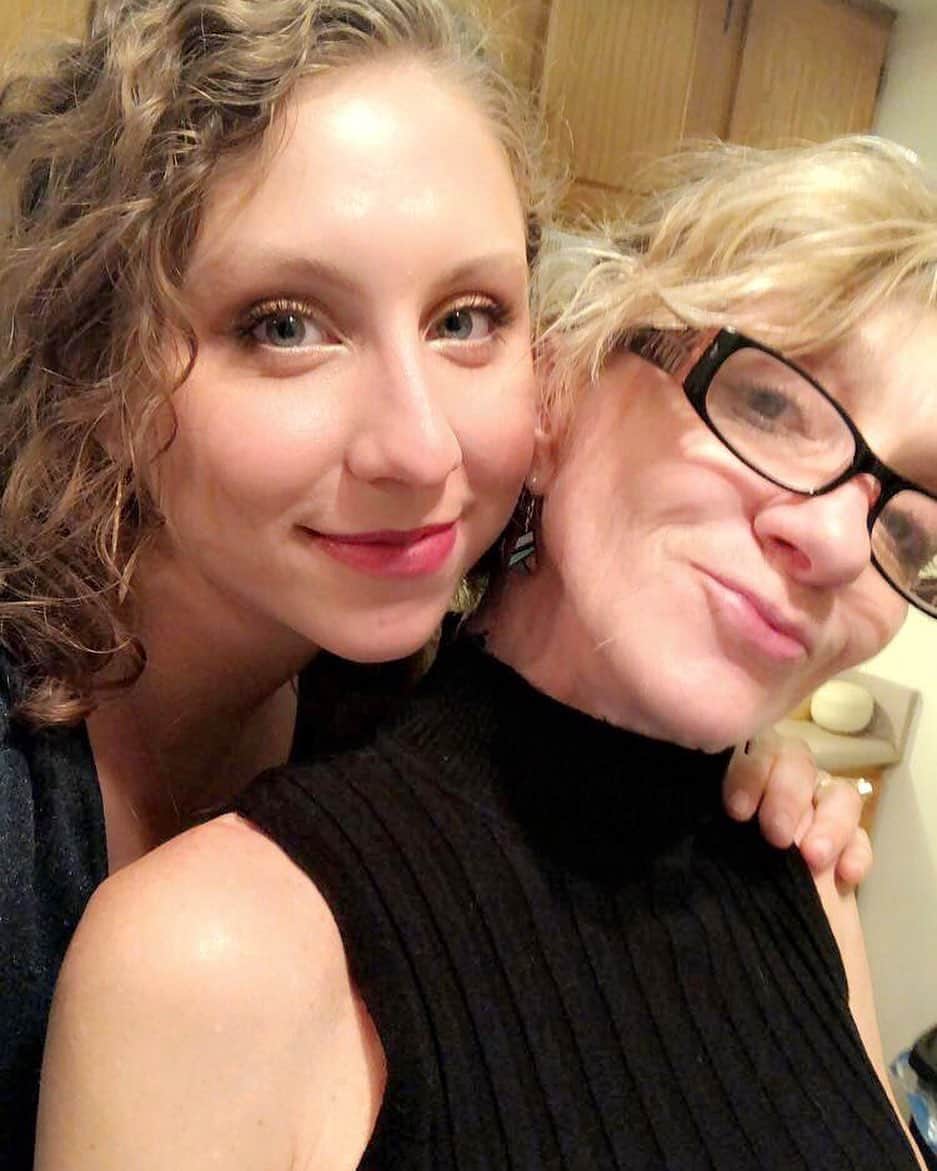 アグネス・ザワツキーのインスタグラム：「Same but different 👩‍👧 Happy birthday to this mamma jamma 🎂 🎁 ❤️ #sassy #famjam #birthdayqueen」