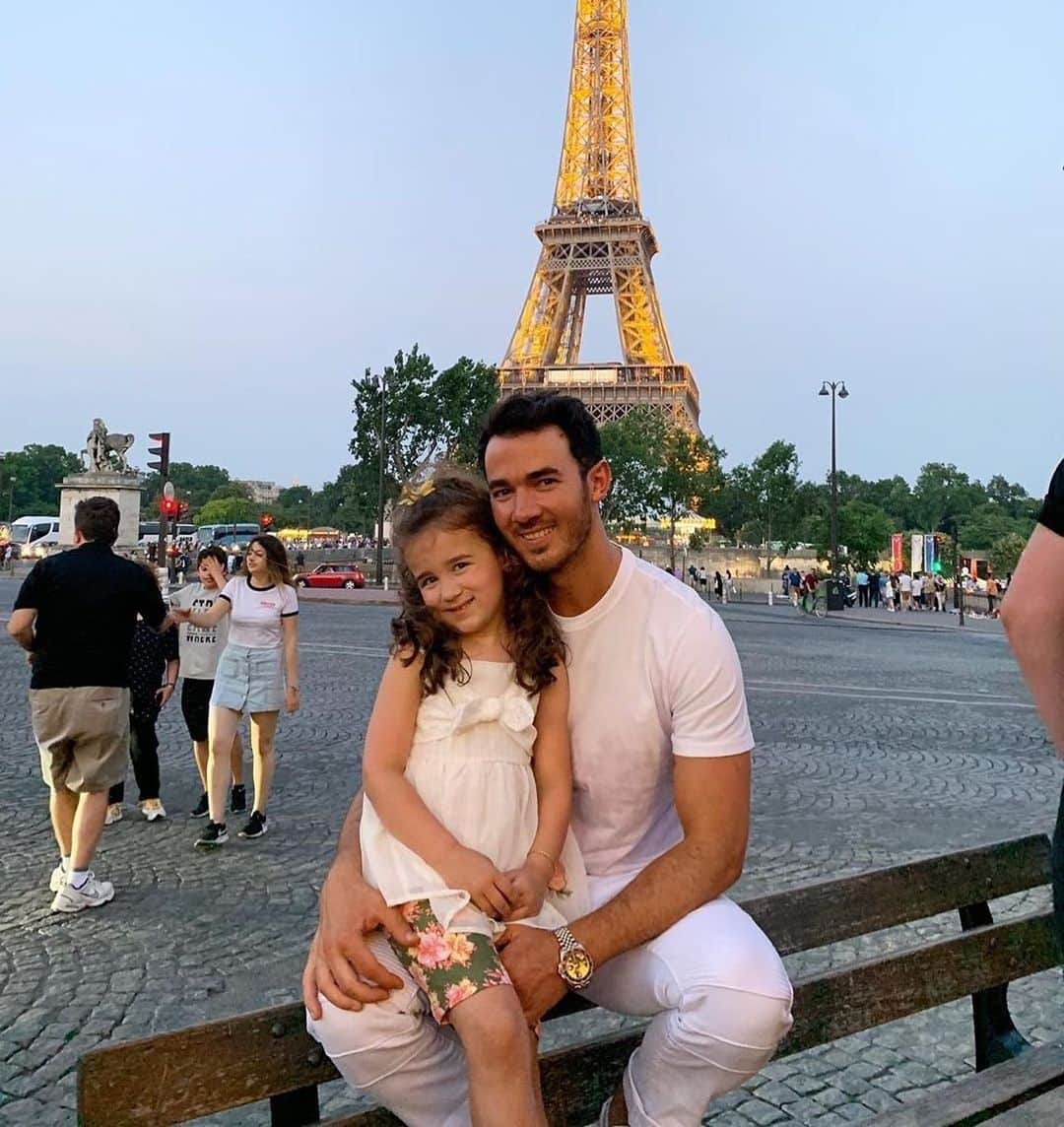 People Magazineさんのインスタグラム写真 - (People MagazineInstagram)「Kevin Jonas and his little girl Alena are proving that there's nothing better than daddy-daughter time—especially in Paris! 💕 | #Regram @daniellejonas」7月17日 8時02分 - people