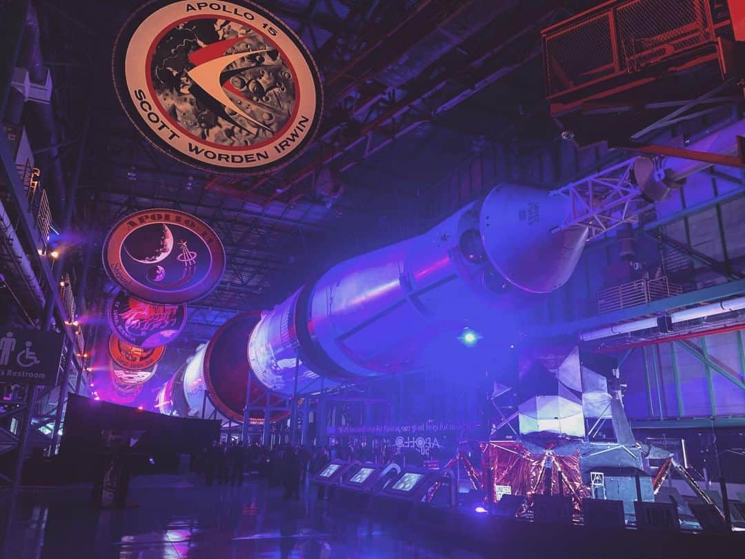 パトリック・J・アダムスのインスタグラム：「Heavy load. #nasa #apollo50thgala」