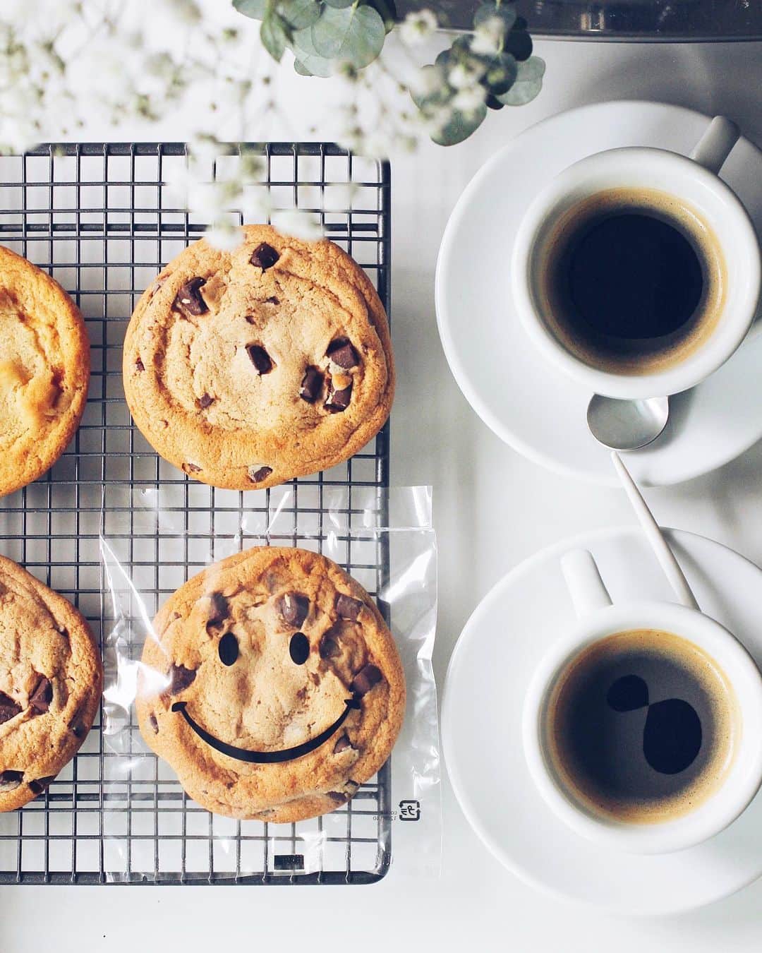 のインスタグラム：「* * ☑︎ Chocolate chunk cookies ☑︎ Coffee * * 買ったばかりのスマイルのラッピング袋。 スタバ風チョコレートチャンククッキーを入れたかったんです。 やっぱり可愛い。満足。 * *」