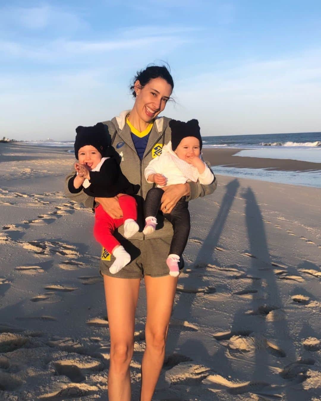 シェイラ・カストロのインスタグラム：「Meus amores acompanhando a mamãe nos treinos com a seleção! Coração transborda!!! #saquarema #centrodedesenvolvimentodovoleibol #albumdalizeninna #maedegemeas #maedemenina #8meses」