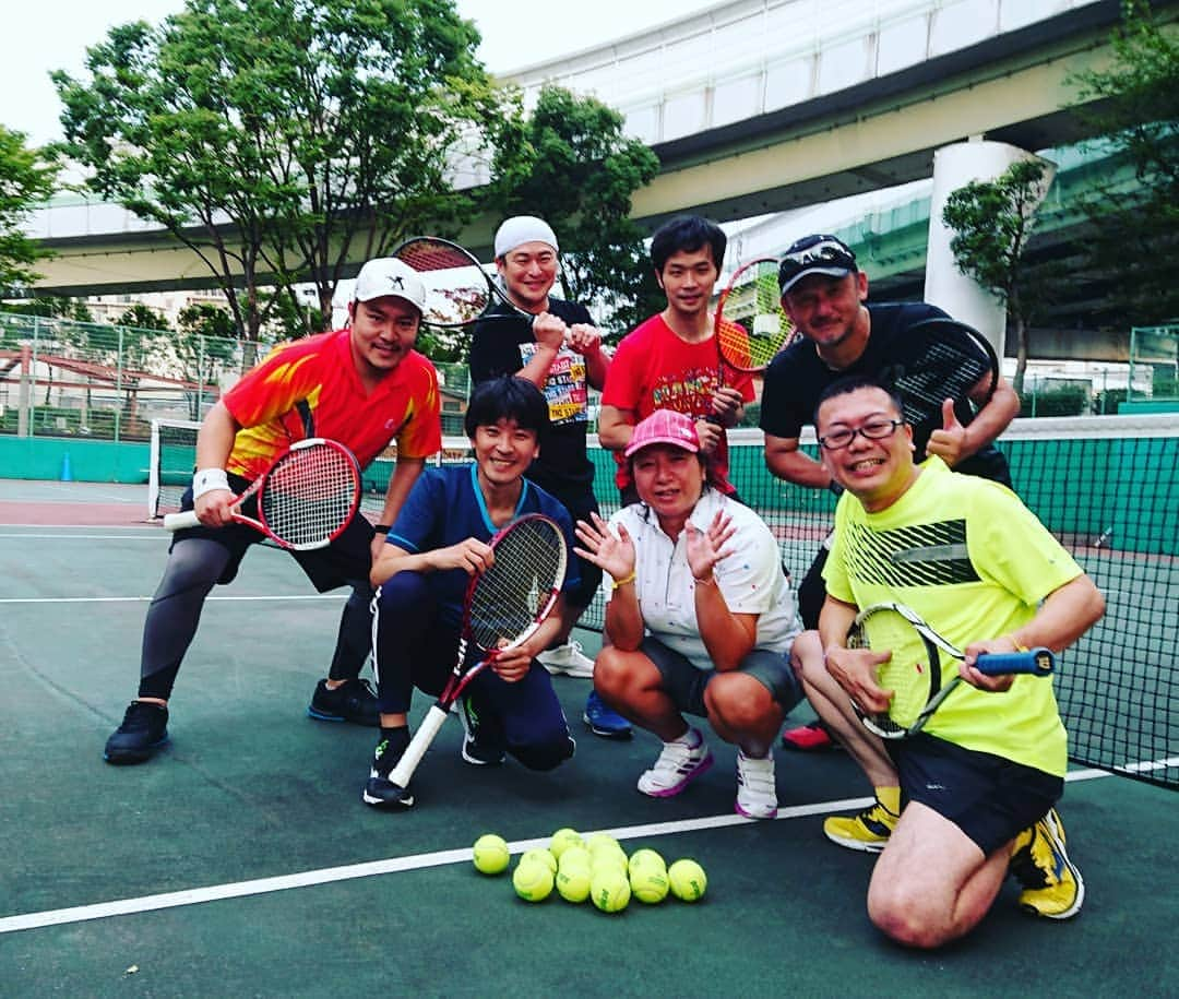 高井俊彦さんのインスタグラム写真 - (高井俊彦Instagram)「【関西吉本テニス部開催☀️🎾】 昨日はー。 久しぶりにテニス部開催しました😃✌️ 米田コーチ、たっちゃん、徳田さん、ゆり姉、ゆり姉父、町田、かどの、土井くんという楽しいメンバー☺️ 中之島西庭球場でみっちり練習してもらいました‼️ ちょっとずつ昔の勘が戻ってきて嬉しい👍  終わってから、用事があって十三のそとばこまちアトリエへ✋  そのまま、たっちゃんと『かに福』✨ 和泉とりょんちゃんも合流して乾杯🍻  帰りにもう一軒、以前にロケでお世話になった『リストランテ バル ヴァリオ 十三店』✨ ここのパスタほんまに美味しかった🎶  さあ‼️ 今日も西梅田劇場での新喜劇⤴️ の前にジム行ってきます👍」7月17日 8時12分 - takai_toshihiko