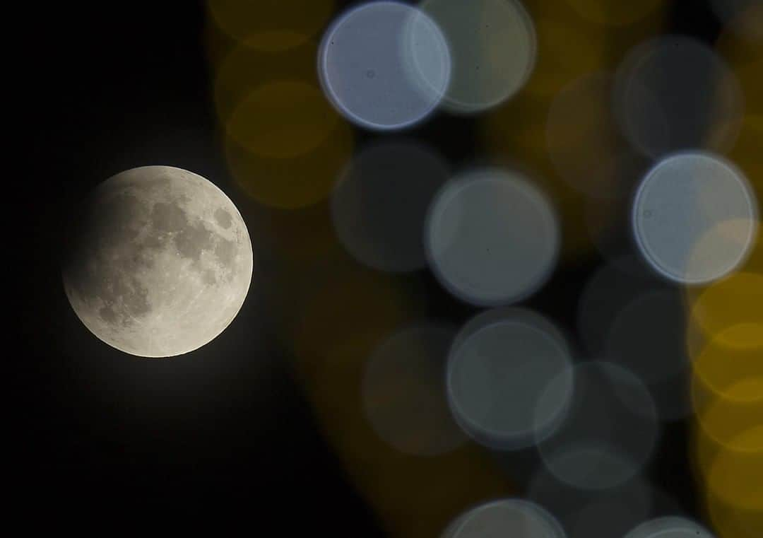 Discoveryさんのインスタグラム写真 - (DiscoveryInstagram)「Did you see any of today’s partial lunar eclipse? 🌚The image above was taken in Istanbul, Turkey. 📸 by Isa Terli . . . . #photography #photooftheday #explore #naturephotography #nature #potd #travelIG #wow #natureIG #explore #travelgram #Istanbul #Turkey #PartialLunarEclipse #eclipse #moon #space」7月17日 8時15分 - discovery