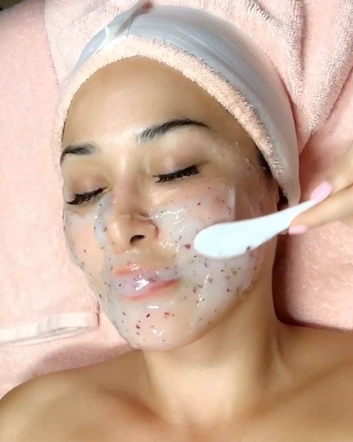 laurag_143のインスタグラム：「Another week, another amazing facial 🙌🏼✨ This time by my girl @jadeywadey180 😻😻 Ask your questions below, and checkout the full video on her IG 👉🏼 @jadeywadey180 ❤️ #laurag_143」