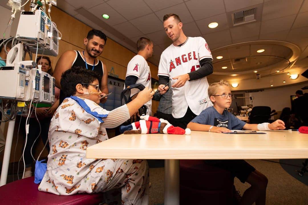 ロサンゼルス・エンゼルス・オブ・アナハイムさんのインスタグラム写真 - (ロサンゼルス・エンゼルス・オブ・アナハイムInstagram)「Today, we played baseball bingo with our friends at @chocchildrens and visited their Mental Health Unit as well! @griffcanning, @mattthaiss21, & @michael_hermosillo delivered Care Kits to bring smiles to the young patients. #TheHaloWay」7月17日 8時15分 - angels